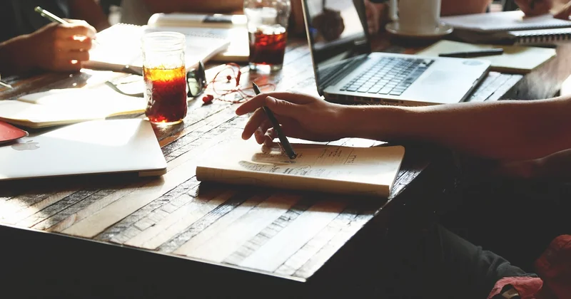 Les conférences spécialisées et les groupes de travail